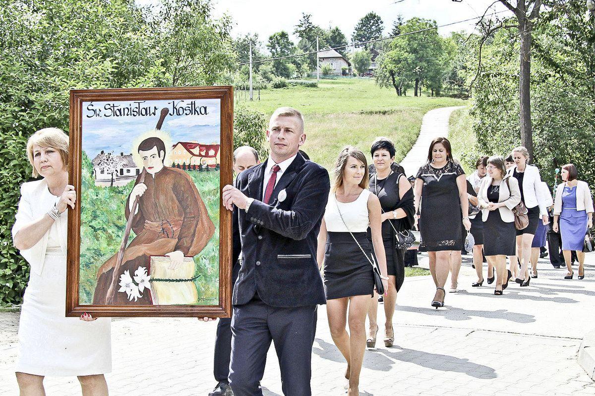 Szkolne święto rozpoczęło nabożeństwo w miejscowym kościele. Następnie przemaszerowano do szkoły. Przemarsz prowadzili dyrektor szkoły Tomasz Stefanowski i nauczycielka Grażyna Baran. Towarzyszył im obraz patrona placówki. <br/>fot.Roman Kijanka