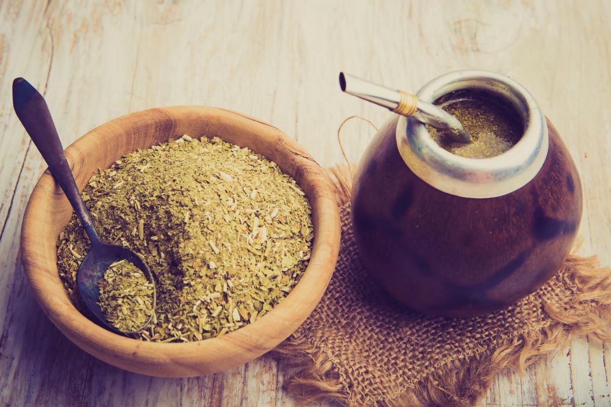 Do parzenia yerba mate na sposób tradycyjny potrzebne jest specjalne naczynko (matero) oraz specjalna metalowa rurka zakończona łyżeczką z sitkiem (bombilla).