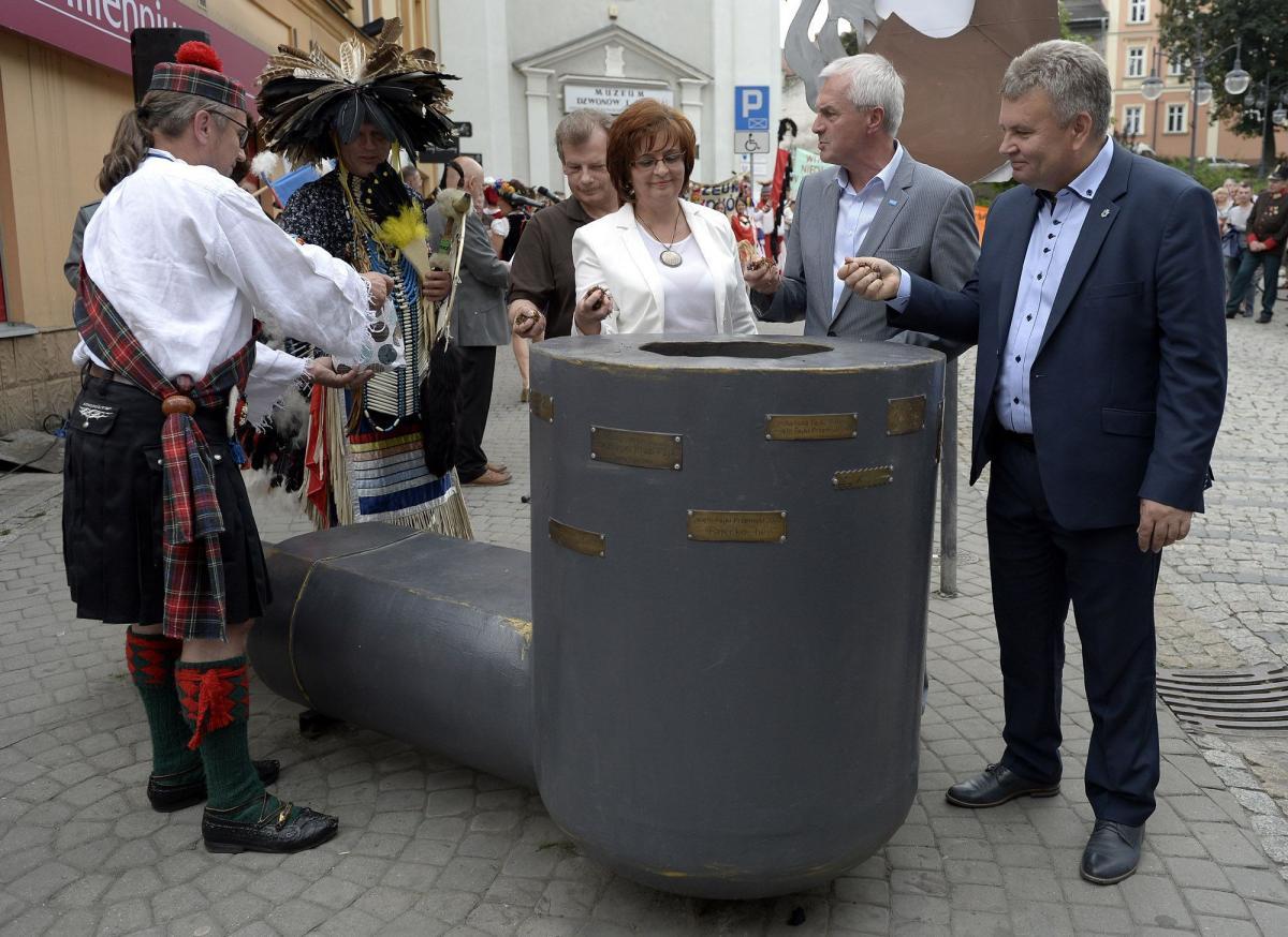 Wsypaniem tytoniu do cybucha pomnika fajki zainaugurowano nowy fajkarsko-fajczarski rok.<br/>fot.zbiory własne