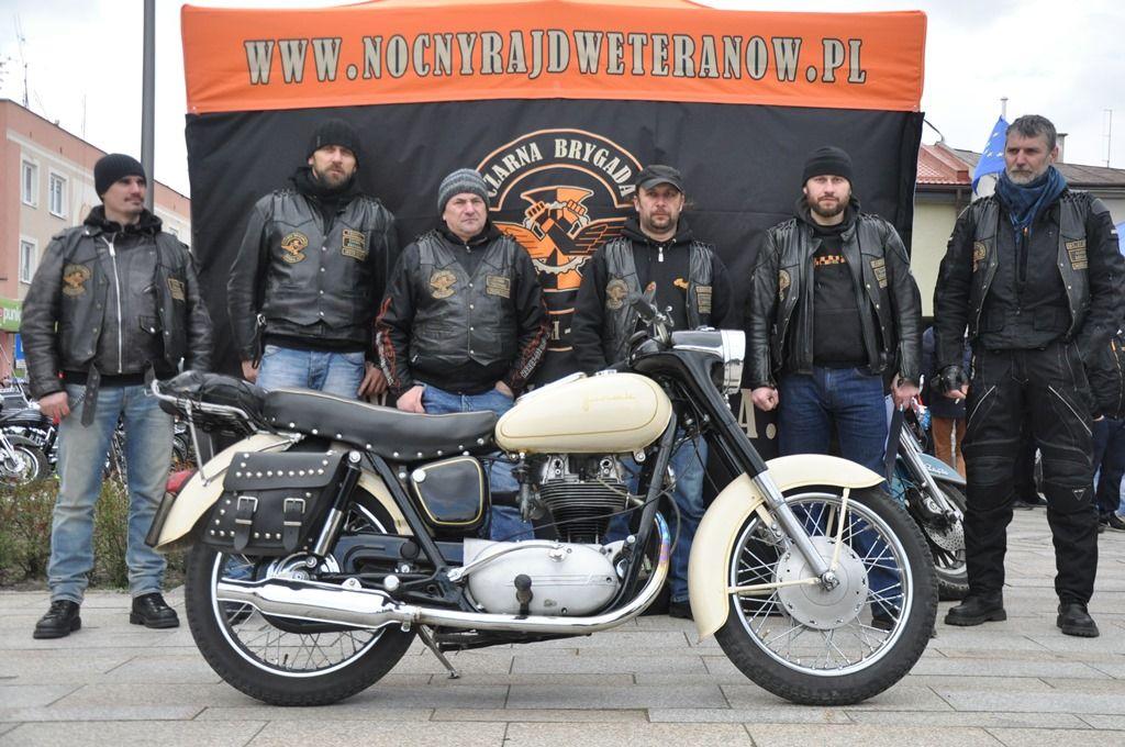 Zabytkowe motocykle to ich pasja. Klub Czarna Brygada organizuje też nocny rajd motocykli zabytkowych oraz Motoserce w Lubaczowie.<br/>fot.Paweł Bugira