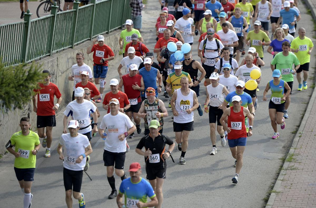 Zawodnicy na pierwszym kilometrze maratonu.<br/>fot.zbiory własne