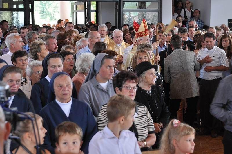 Parafianie licznie przybyli na poświęcenie kościoła. <br/>fot.Paweł Bugira