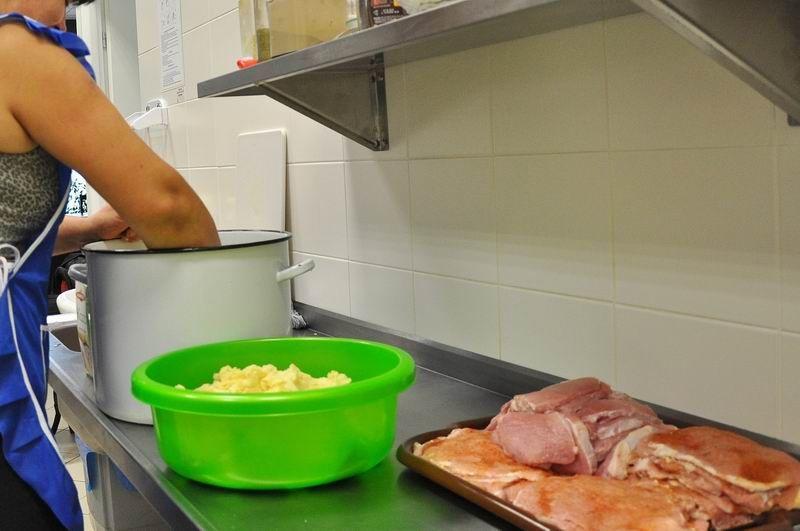 Inspektorzy sanepidu zwracają uwagę na termin ważności produktów spożywczych, ich świeżość oraz warunki przechowywania i przygotowywania.<br/>fot.Paweł Bugira
