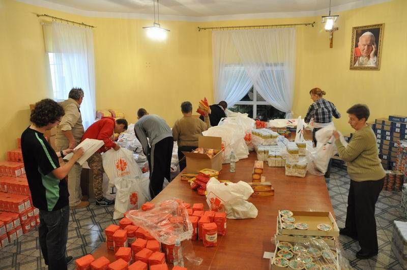 Wolontariusze przygotowują paczki świąteczne przed miejską wigilią dla ubogich.<br/>fot.Paweł Bugira