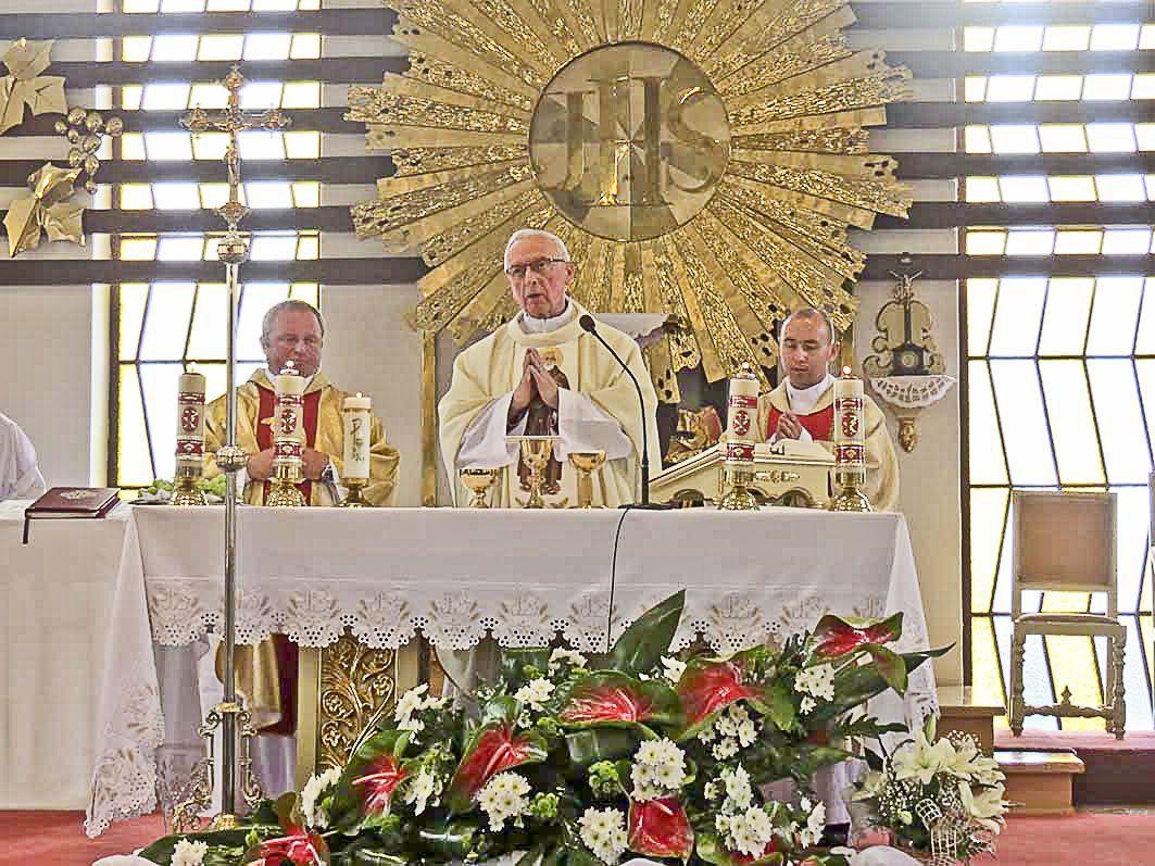Złoty Jubilat, ks. prałat Stanisław Szałankiewicz, odprawił mszę św. odpustową w asyście ks. Jana Juchy oraz ks. Piotra Krzycha.<br/>fot.Barbara Chmura