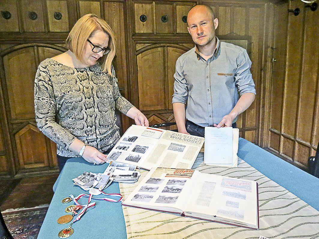 Dyrektor muzeum Tomasz Syk oraz kustosz muzealny Małgorzata Wołoszyn z pierwszymi przekazanymi pamiątkami.<br/>fot.Barbara Chmura