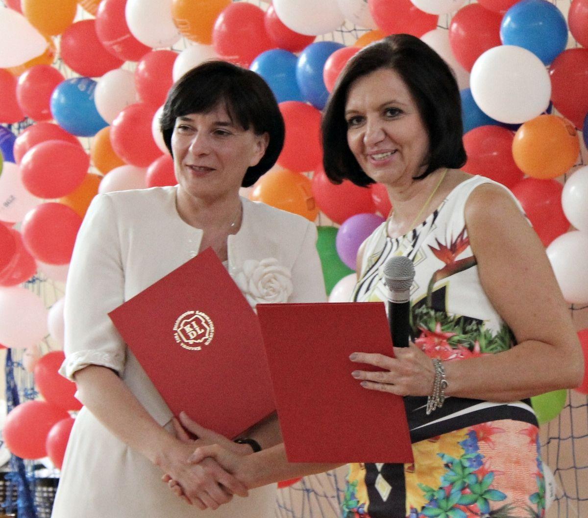 Porozumienie podpisane. Analitycy medyczni zapewniają, że o mieszkańcach gminy Rokietnica nie zapomną. Na fotografii Anna Żołyniak, dyrektor Zespołu Szkół w Rokietnicy (po lewej) z przedstawicielką Krajowej Izby Diagnostów Laboratoryjnych.<br/>fot.Roman Kijanka