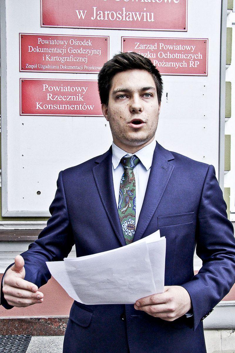 Oskar Kochman rozpoczął jednoosobowy atak na dyrektora jarosławskiego liceum.<br/>fot.Roman Kijanka