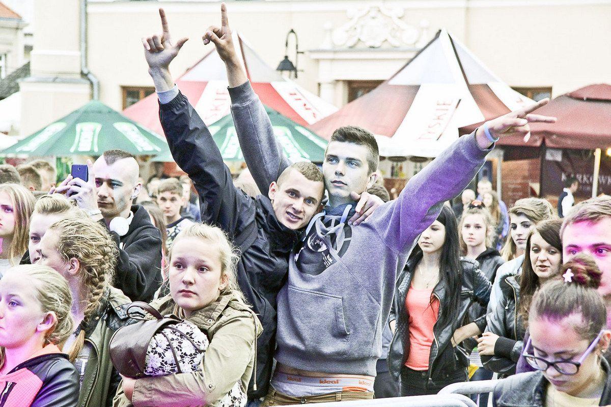 Wokaliści Eneja porwali publiczność żywiołową muzyką.<br/>fot.Roman Kijanka
