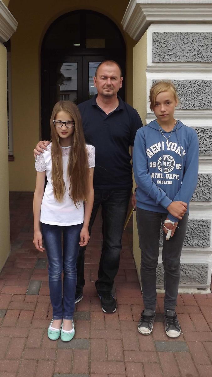 Aleksandra Kubrak (z lewej) i Wiktoria Majkut (z prawej) wraz ze swoim opiekunem Markiem Kozakiem.<br/>fot.ZS Gniewczyna Łańcucka