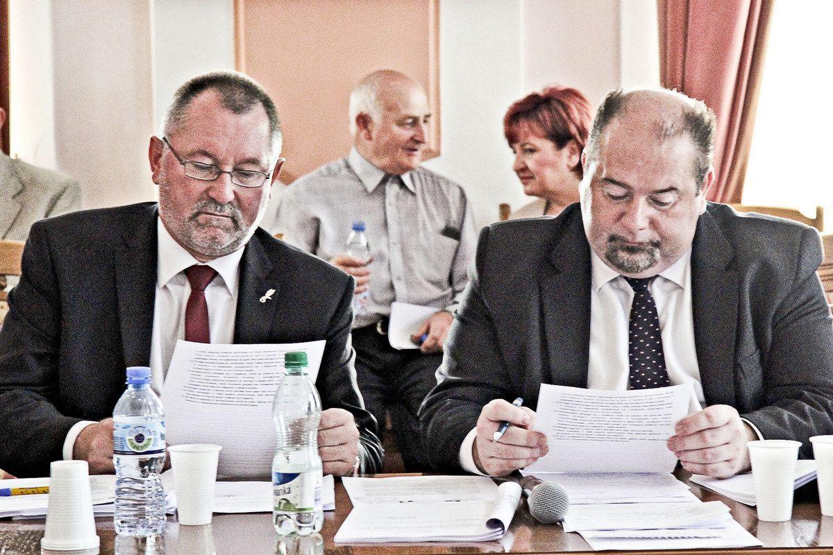 Burmistrz Waldemar Paluch (po prawej) jako autor bilansu i wiceburmistrz Wiesław Pirożek, który prezentował go mieszkańcom muszą poczekać na ocenę podsumowania przez radnych.<br/>fot.Roman Kijanka