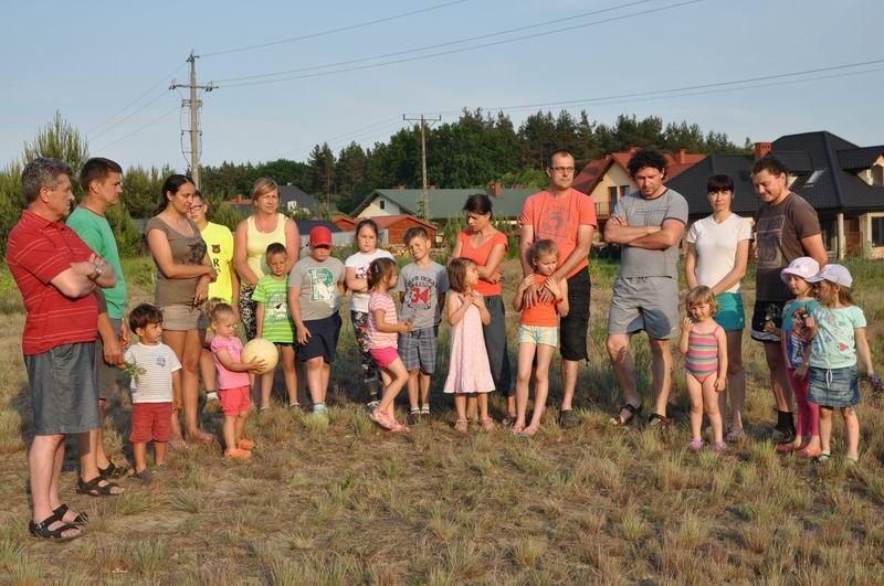 Obwodnica ma biec dokładnie w miejscu, gdzie na zdjęciu stoi grupa mieszkańców osiedla. Tuż obok stoją ich domy.<br/>fot.Paweł Bugira