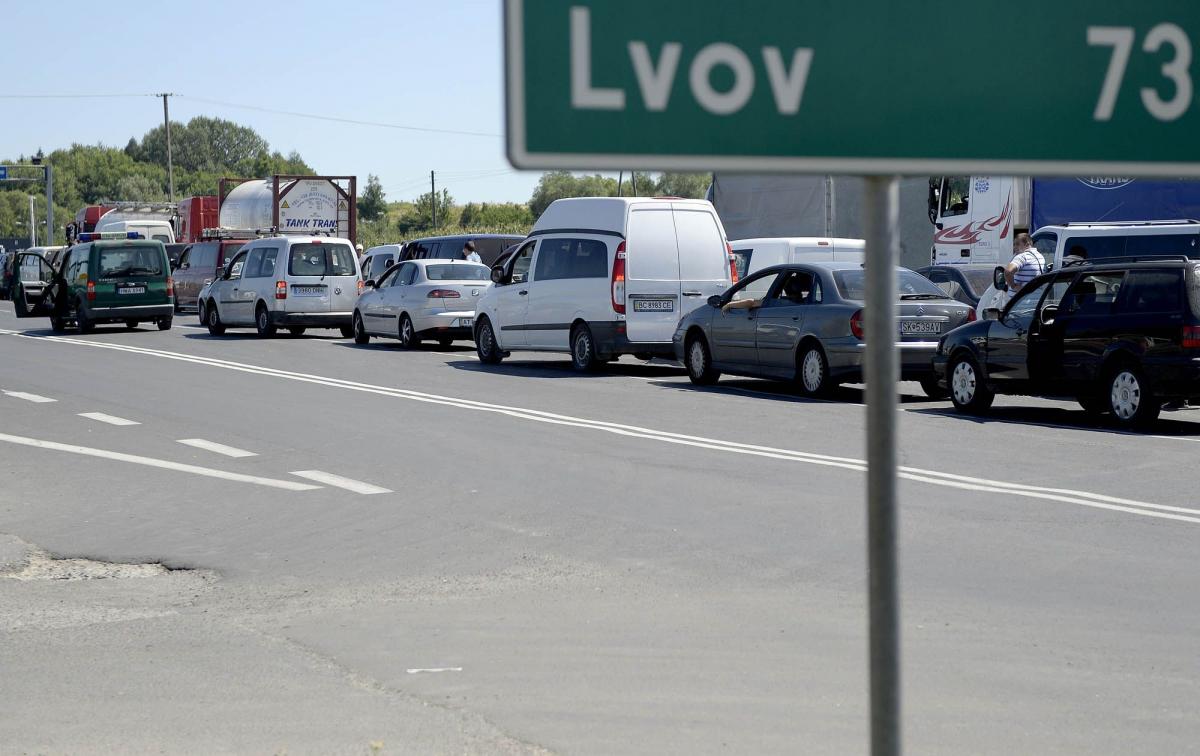 30 kwietnia br. pan Przemysław miał w planach wyjazd na Ukrainę przez przejście graniczne w Medyce. Ostatecznie zrezygnował z powodu długiej i leniwie posuwającej się kolejki. Po przekroczeniu podwójnej linii ciągłej, policjanci zaproponowali mu mandat i punkty karne.<br/>fot.zbiory własne