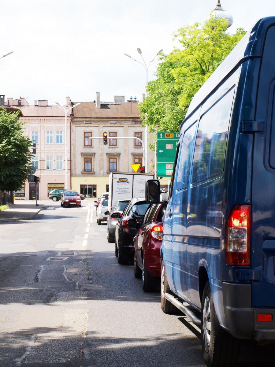 Takie sytuacje przy wyjeździe z ulicy Krasińskiego na plac Konstytucji w Przemyślu są codziennością. Po części winni są kierowcy, po części fatalne rozwiązania komunikacyjne.<br/>fot.Mariusz Godos