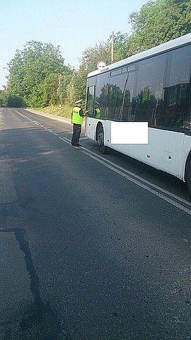 Policjanci zachęcają do kontroli autokarów.<br/>fot.KMP Przemyśl