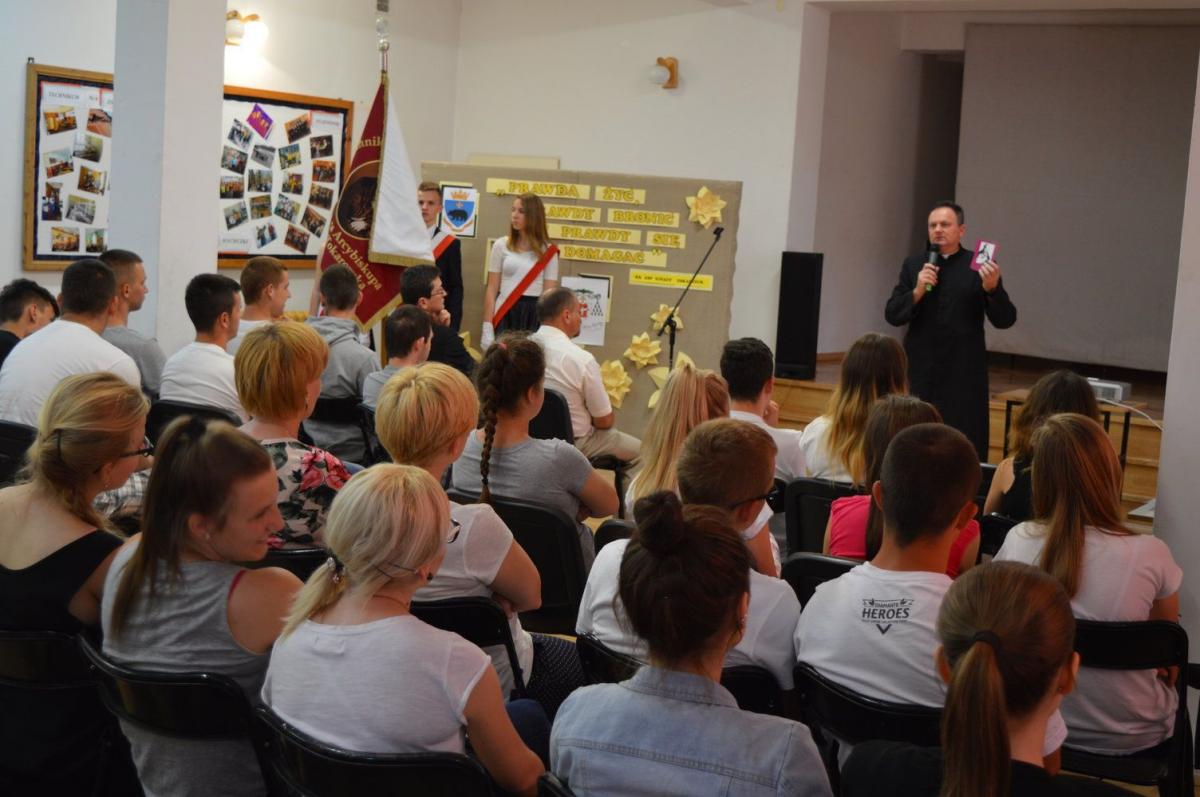 Przed młodzieżą kształcącą się w Technikum nr 8 wiele ważnych decyzji i życiowych wyborów. Drogowskazem ma być dla nich postać patrona szkoły abpa I. Tokarczuka.