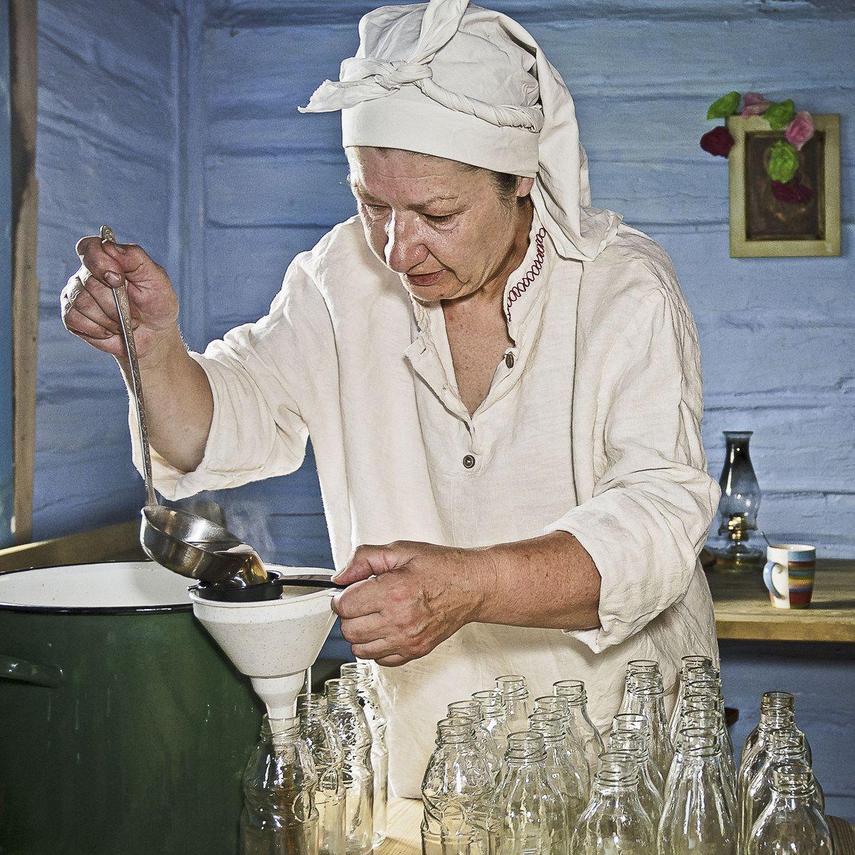 Aleksandra Ryzner zajmuje się produkcją syropów i nalewek ziołowych.<br/>fot.Aleksandra Białoń