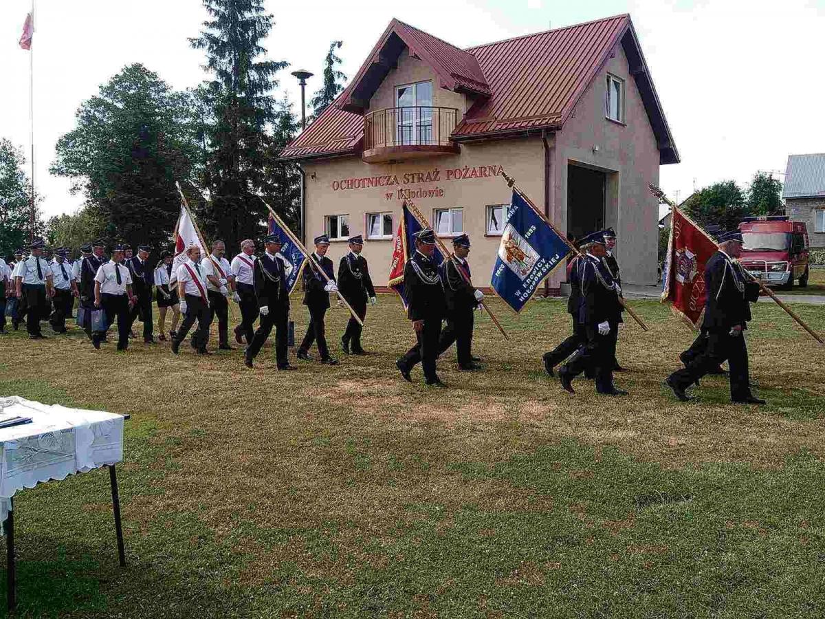 Przemarsz kompanii honorowej.