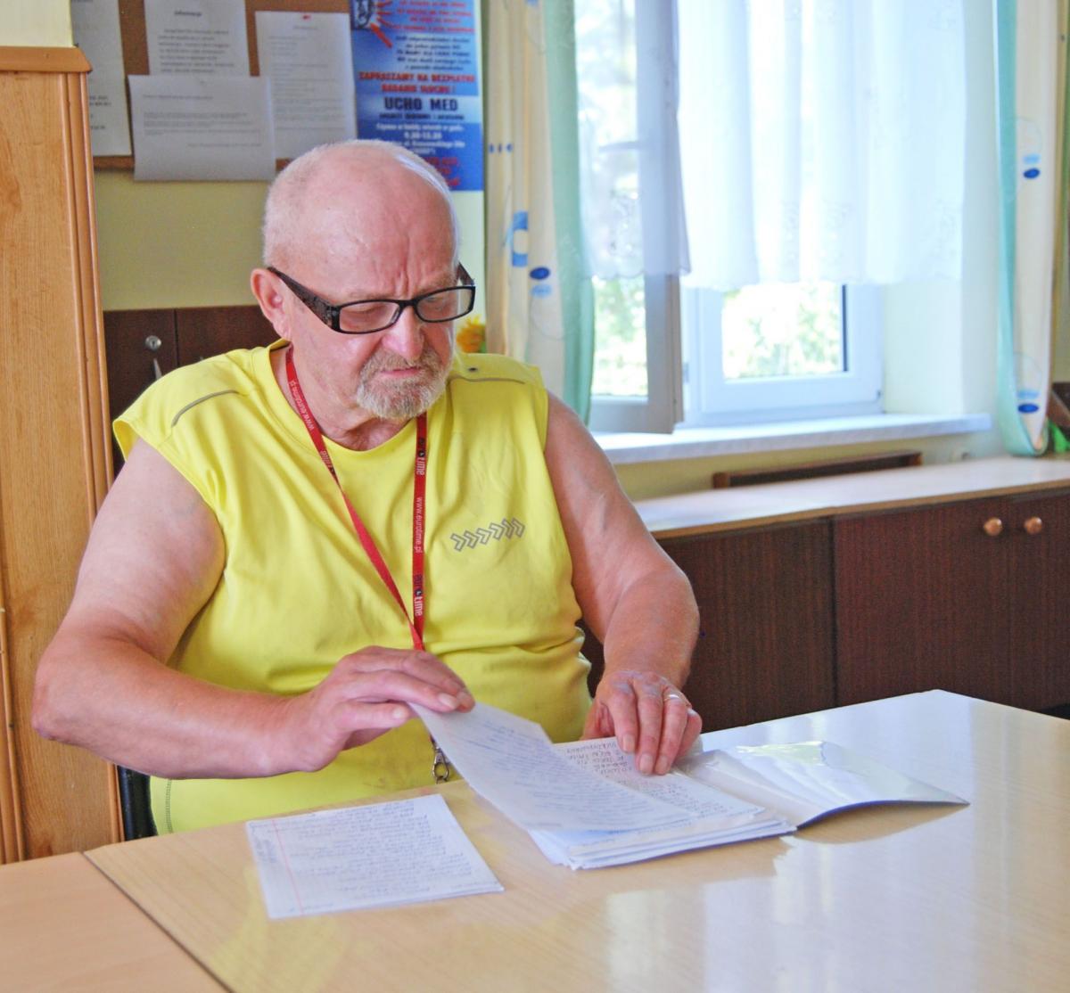 Bogusław Olszański najczęściej pisze wiersze dla córki i wnuków. Na spotkanie z nami zabrał ze sobą sporą kolekcję własnej twórczości, ale zapewniał, że w domu ma jej jeszcze więcej. Większość wierszy przepisuje i rozdaje innym. 