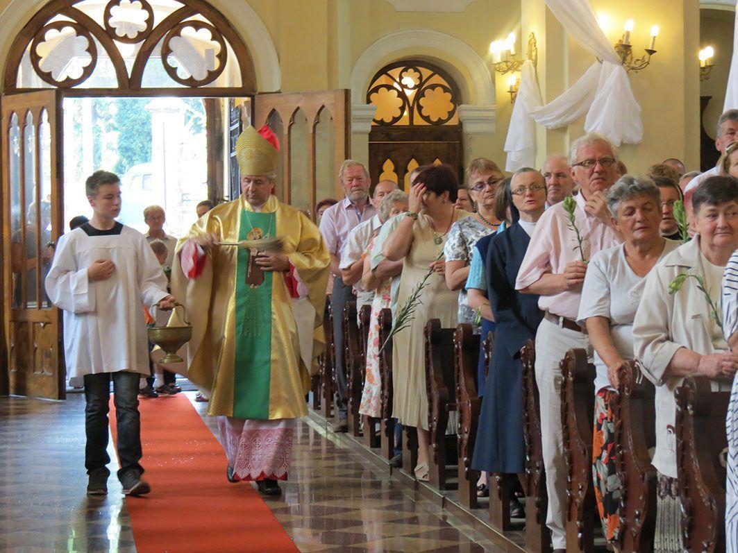 Wierni tradycyjnie przynieśli do świątyni lilie, które zostały poświęcone.<br/>fot.Barbara Chmura