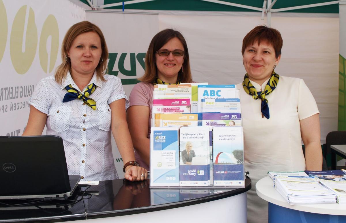 Przed przemyskim urzędem miasta dyżurowały na stoisku informacyjno-eksperckim przedstawicielki Państwowej Inspekcji Pracy oraz ZUS.<br/>fot.Mariusz Godos
