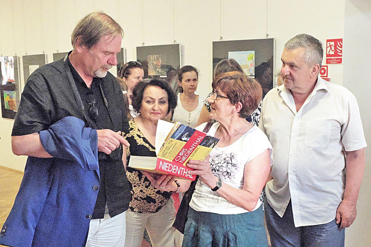 Po spotkaniu Chris Niedenthal rozmawiał z czytelnikami i podpisywał albumy ze swoimi fotografiami.<br/>fot.Jacek Szwic
