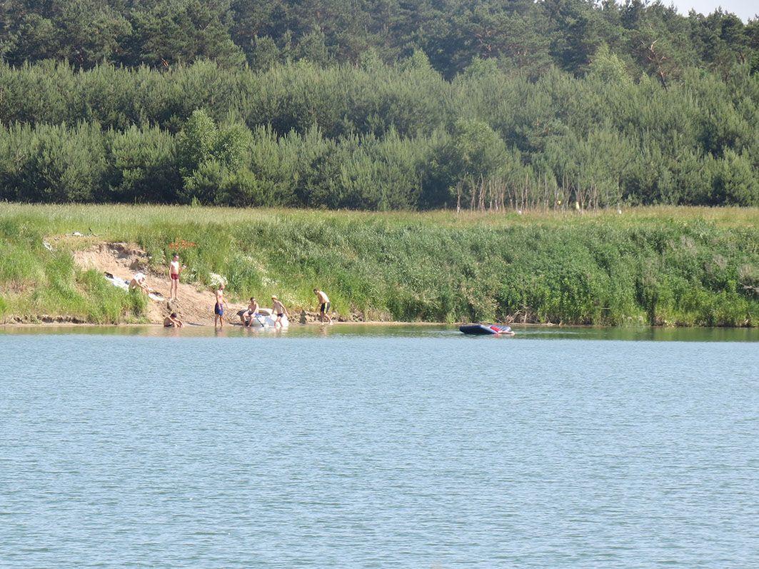 Latem żwirownie to miejsca często odwiedzane przez plażowiczów, którzy nie zwracają uwagi na obowiązujące zakazy.<br/>fot.Barbara Chmura