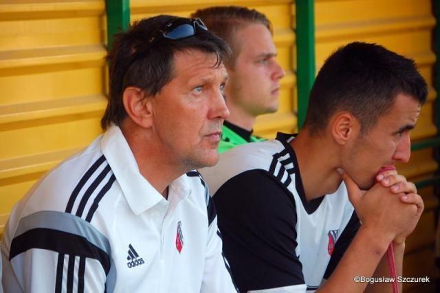 Trener Marek Strawa Ina pierwszym planie) zna już smak awansu do wyższej klasy rozgrywkowej. Awans z Piastem do III ligi zdobył jednak po raz pierwszy.<br/>fot.Bogusław Szczurek