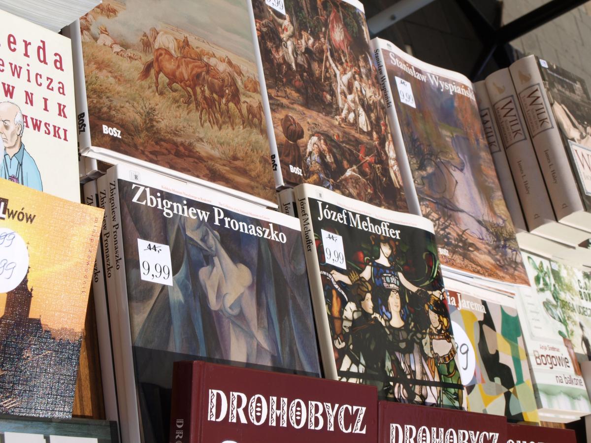 Przed siedzibą biblioteki przy ulicy Grodzkiej cały czas trwa kiermasz książki, na którym w znacznie obniżonych cenach można kupić wiele ciekawych i cennych pozycji.<br/>fot.Mariusz Godos