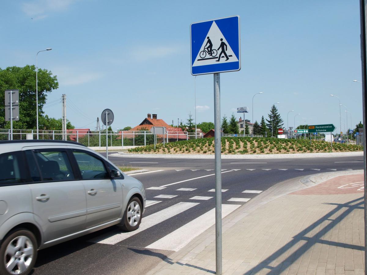 Przejście dla pieszych przy zjeździe z ronda w kierunku Przemyśla ulokowane jest ledwie kilka metrów od tego.<br/>fot.Mariusz Godos