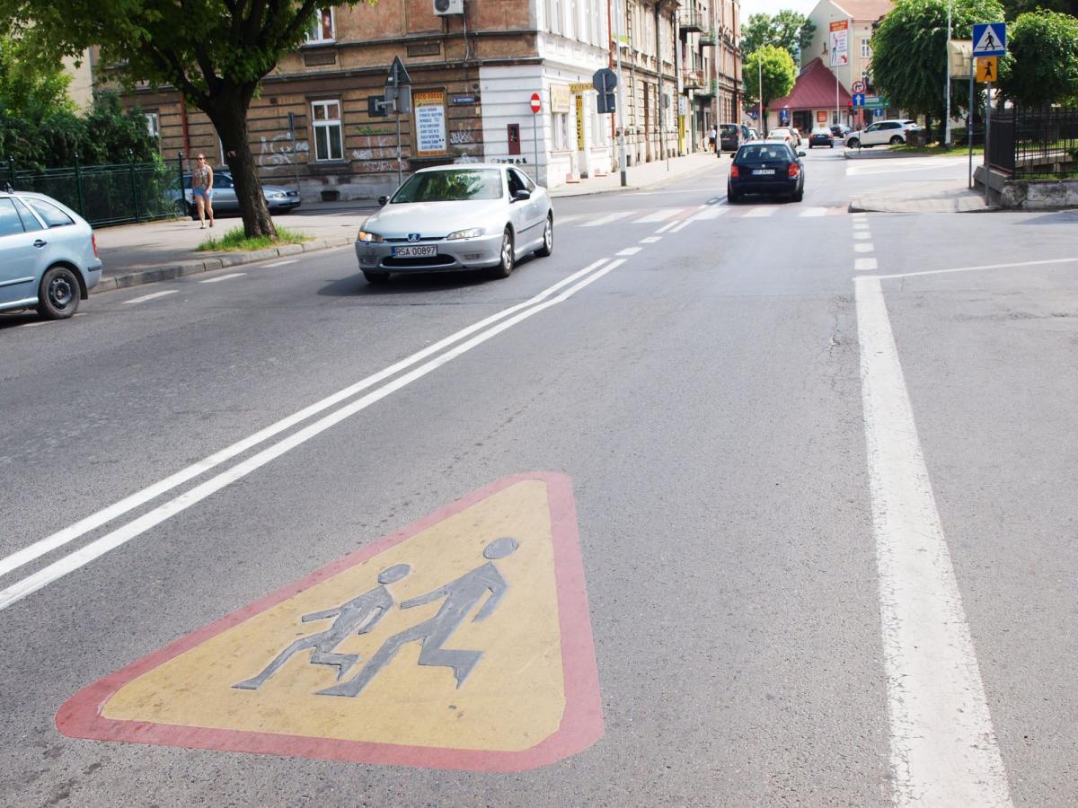Przy ulicy św. Jana, na przejściu dla pieszych przy kościele oo. Salezjanów, dzieci i młodzież czekają czasami wiele minut, by ktoś zechciał się zatrzymać.<br/>fot.Mariusz Godos