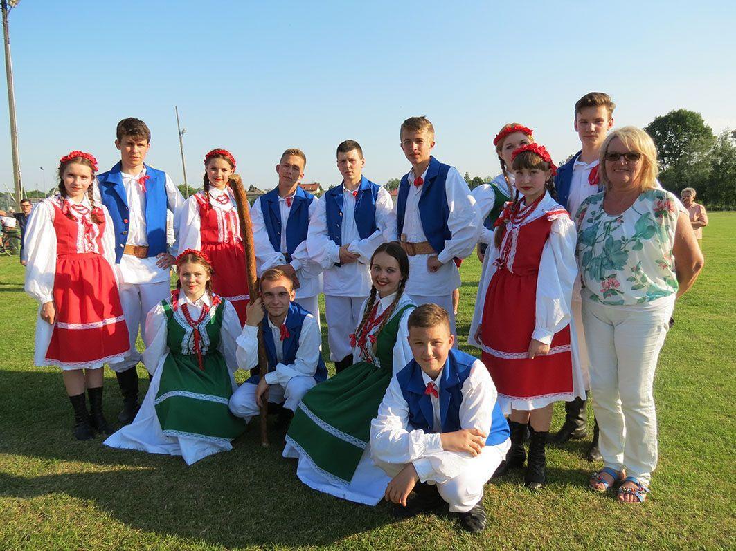Zespół „Chorzelowiacy” wraz z założycielką Bożeną Telegą.<br/>fot.Barbara Chmura