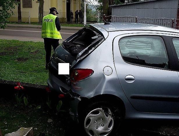 Na miejscu zdarzenia pracowali policjanci z komisariatu w Dubiecku. Na szczęście nikt nie ucierpiał, skończyło się jedynie na mandacie, uszkodzeniu auta i ogrodzenia.<br/>fot.KMP Przemyśl
