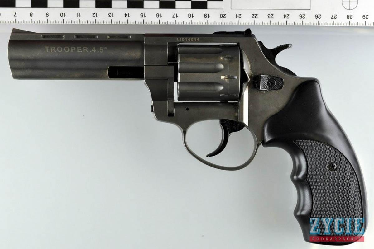 Małokalibrowy rewolwer (4,5 mm) Trooper, z którym Ukrainiec podróżował do Polski.<br/>fot.Serwis SG