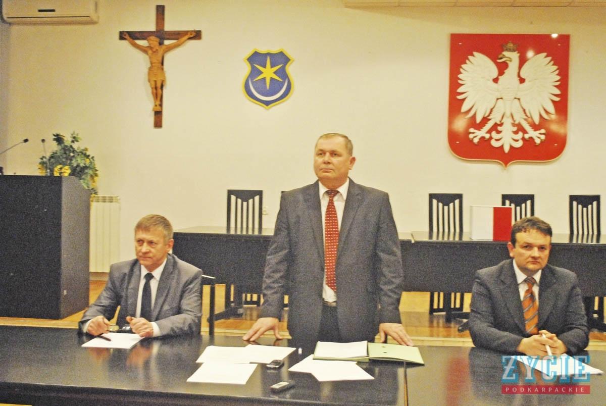 Przewodniczący rady powiatu Tadeusz Kiełbowicz oraz jego zastępcy Tadeusz Walkiewicz(po lewej) i Krzysztof Bartuś (po prawej).<br/>fot.Beata Olejarka