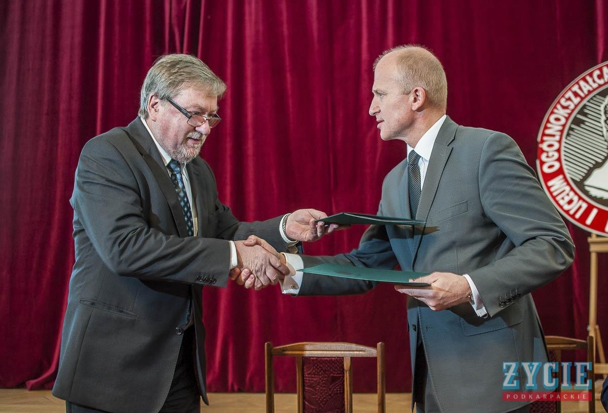 Prorektor ds. kształcenia AGH w Krakowie prof. dr hab. inż. Andrzej Tytko i dyrektor I LO Tomasz Dziumak podpisują umowę o współpracy.<br/>fot.Marcin Łabuda