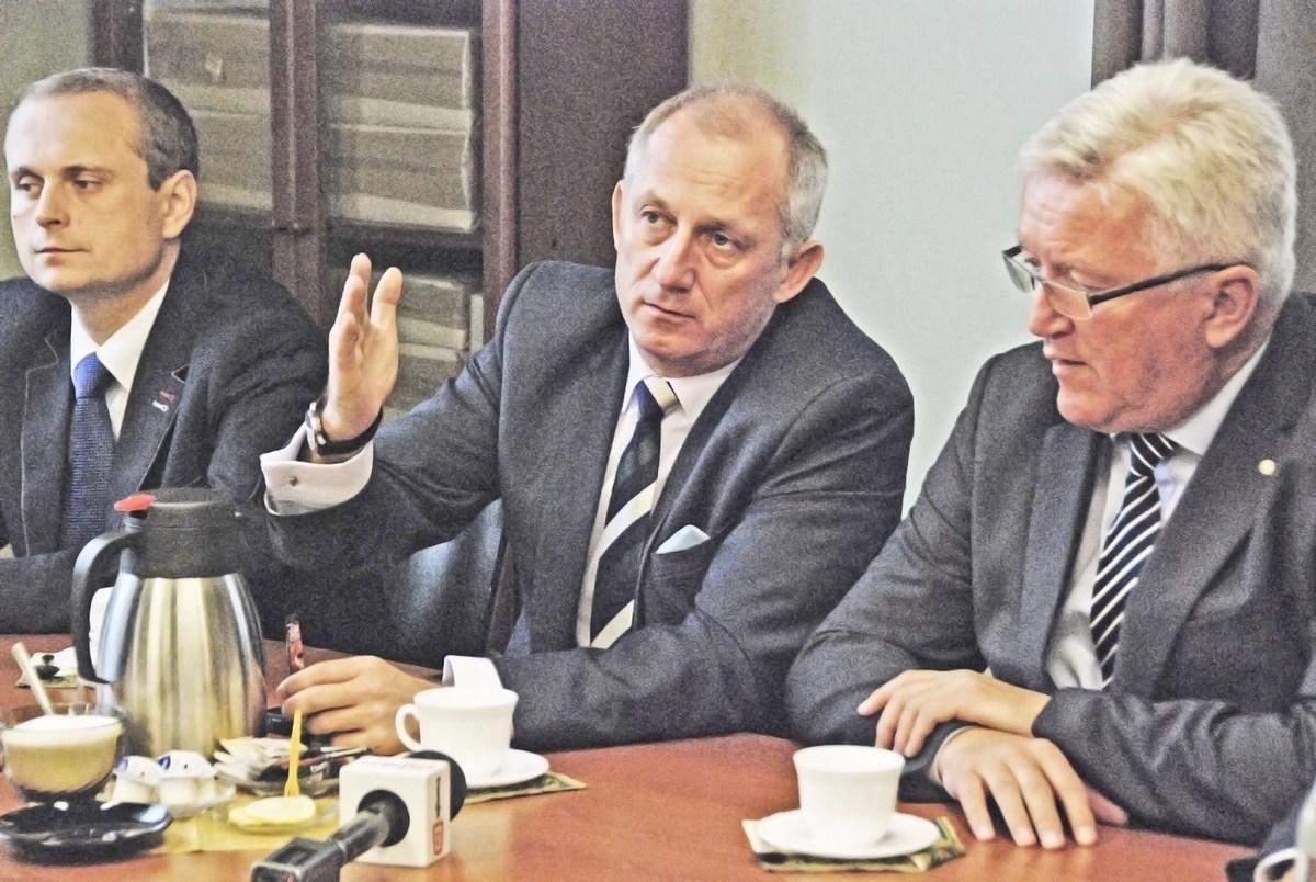 Wiceminister zdrowia Sławomir Neuman (w środku) na spotkaniu w jarosławskim szpitalu z dyrektorem Sławomirem Poradą (po lewej) oraz posłem Tomaszem Kuleszą.<br/>fot.Roman Kijanka