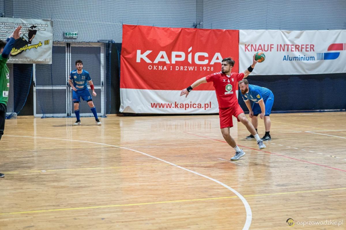 Kevin Starzecki (z piłką) był najskuteczniejszym zawodnikiem SPR Orła w meczu z sandomierzanami.<br/>fot.www.asprzawadzkie.pl