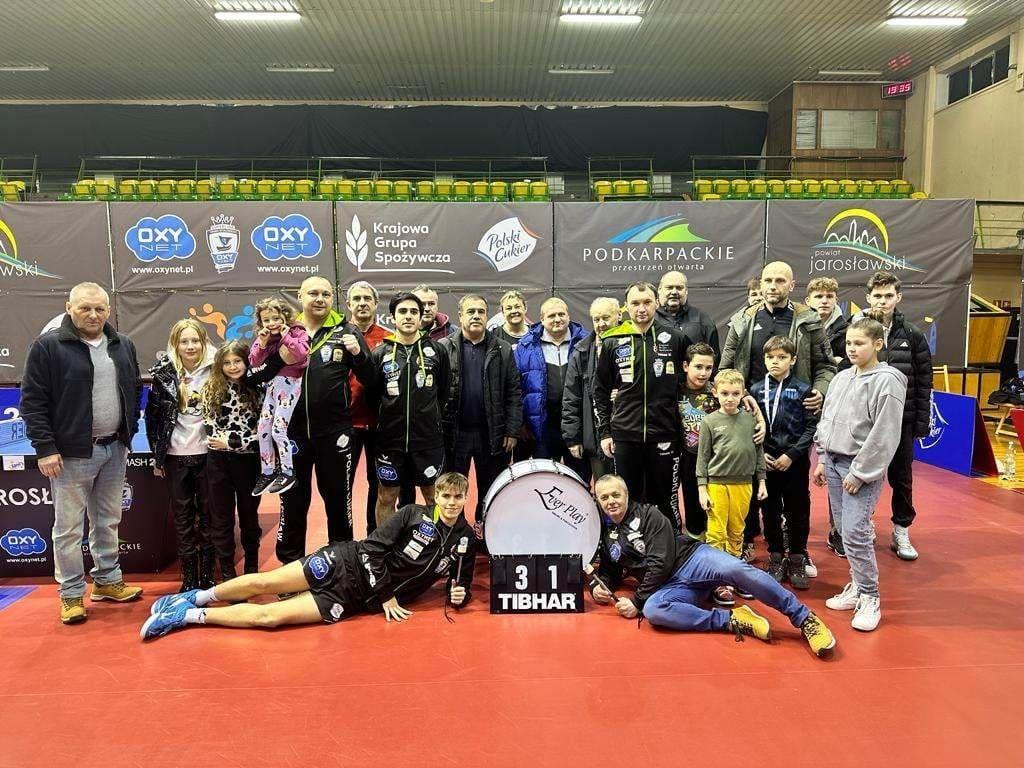 Zespół Oxynetu Jarosław z wiernymi kibicami tuż po bezcennym triumfem z AZS AWFiS Baltą Gdańsk.<br/>fot.Agnieszka Kulka
