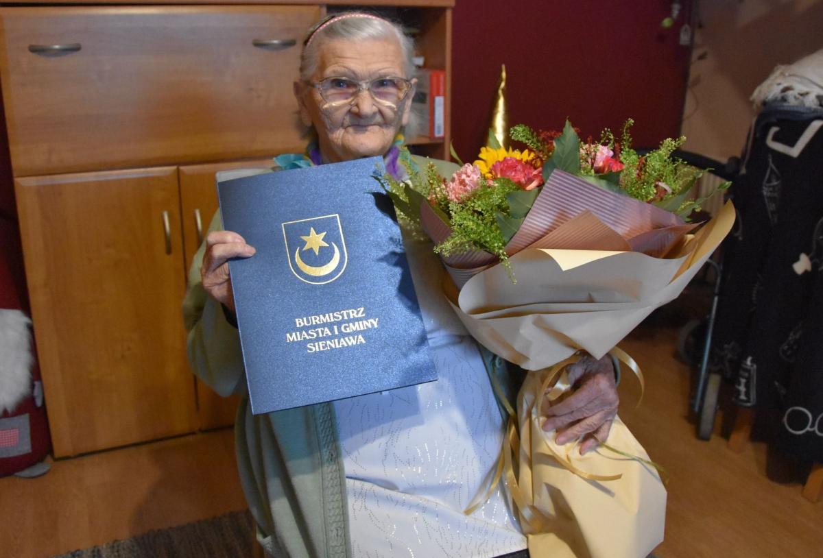 Według jubilatki recepta na długowieczność jest bardzo prosta: modlitwa, zdrowe jedzenie, uśmiech i pozytywne podejście do życia.<br/>fot.UMiG Sieniawa