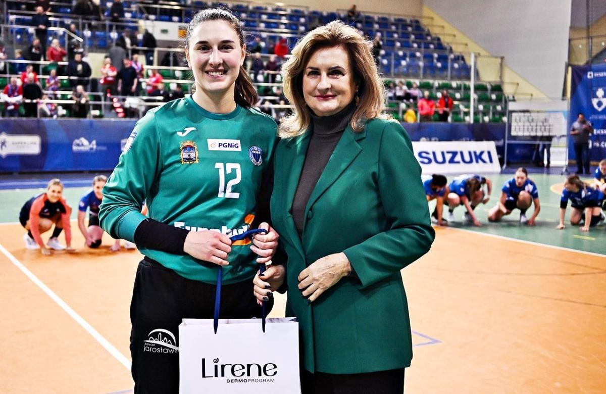 Pani Bramkarz Weronika Kordowiecka (z lewej) po raz kolejny zachwyciła na parkietach PGNiG Superligi Piłki Ręcznej Kobiet.<br/>fot.PGNiG Superliga Piłki Ręcznej Kobiet