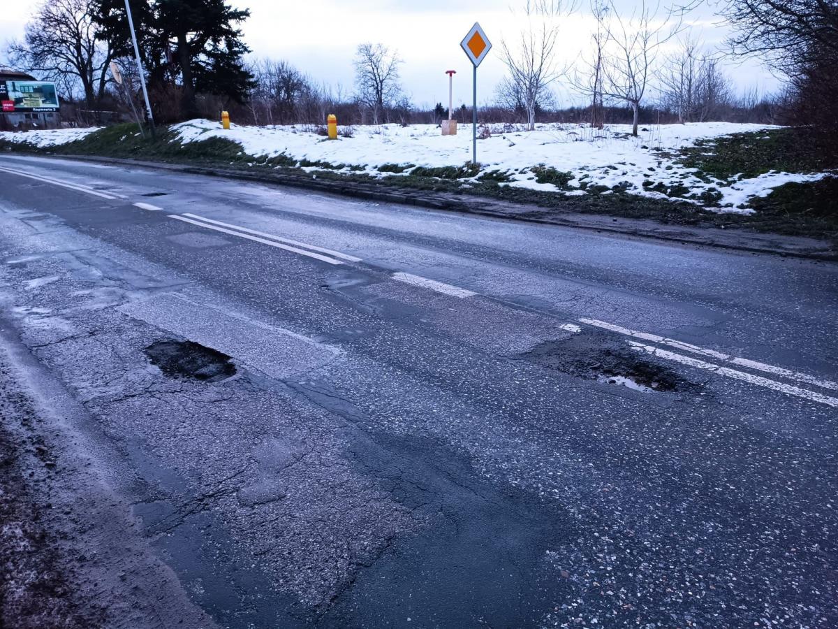 Ulica Pełkińska, która jest trasą dojazdową do jarosławskiej obwodnicy. Wiedzie także w kierunku zabudowy mieszkaniowej i całej dzielnicy nr 7. Głębokie wyrwy stanowią niebezpieczeństwo dla użytkowników drogi.<br/>fot.archiwum autora