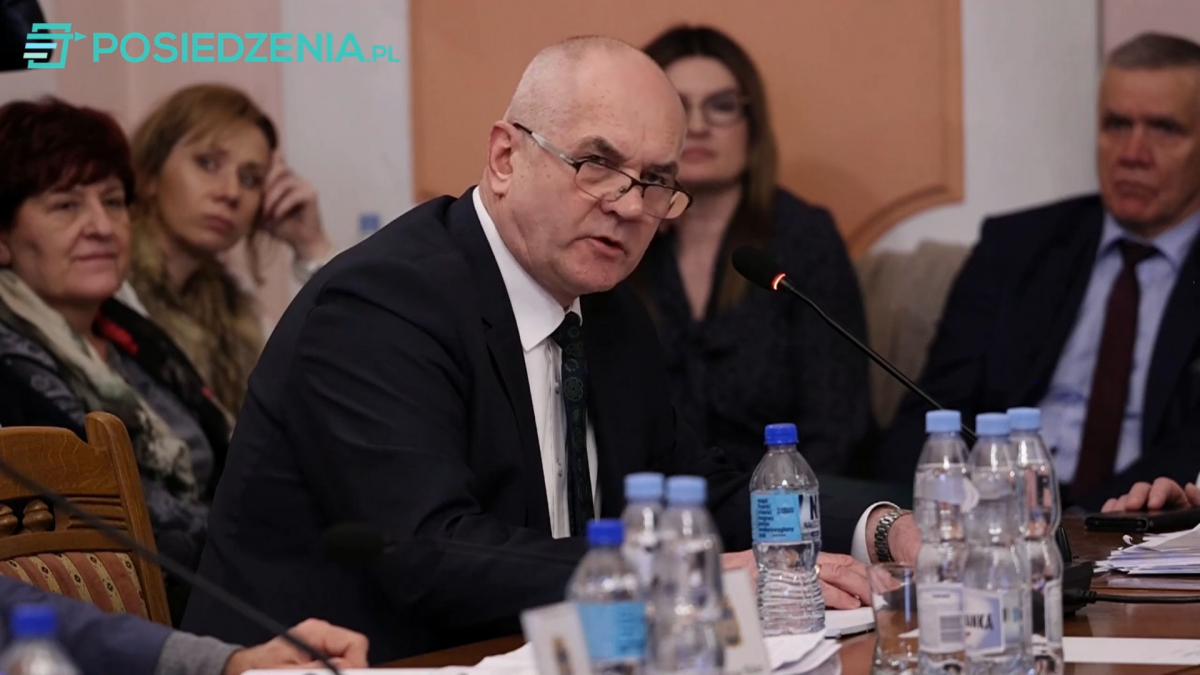 Franciszek Gołąb, prezes PGKiM podkreślił, że jeśli radni przegłosują zbyt niską kwotę maksymalną za wywóz nieczystości ciekłych, to jego propozycja stworzenia systemu rabatowego będzie nieaktualna. <br/>fot.posiedzenia.pl