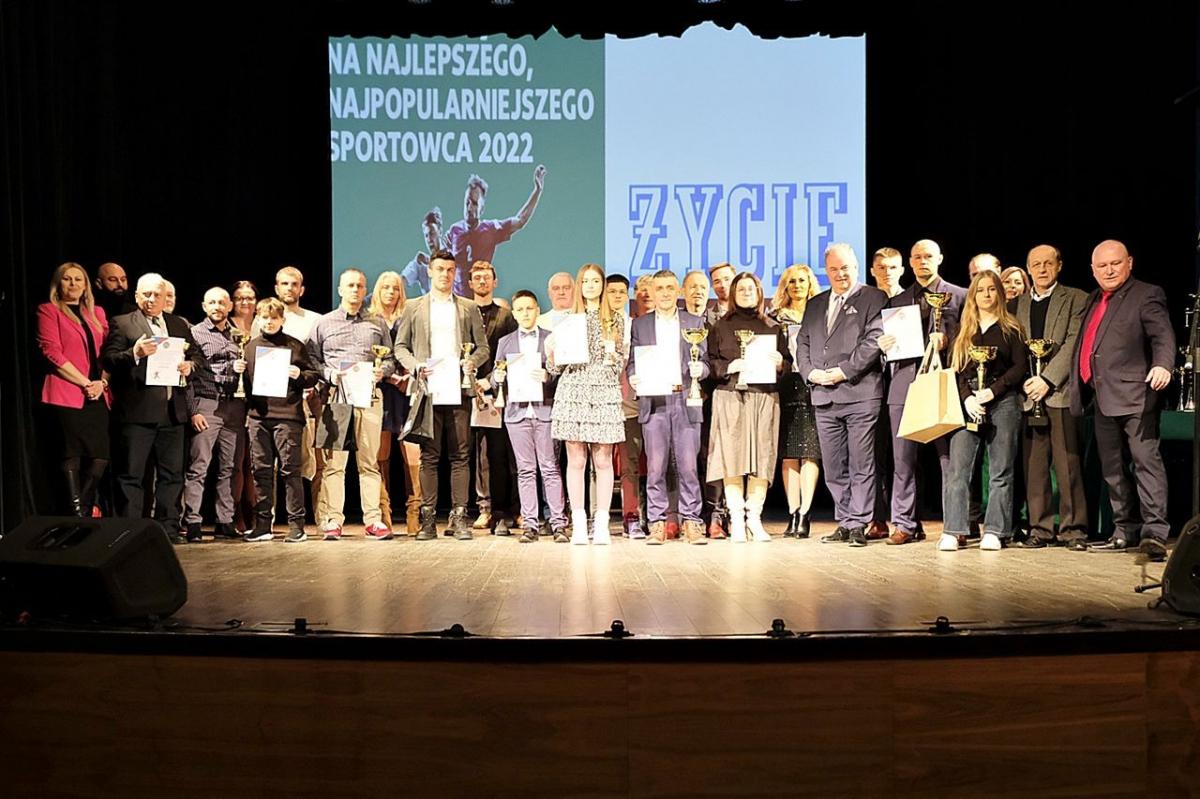 Laureaci wszystkich czterech kategorii naszej zabawy, zaproszeni goście oraz gospodarze ceremonii na wspólnym zdjęciu.<br/>fot.Jacek Szwic
