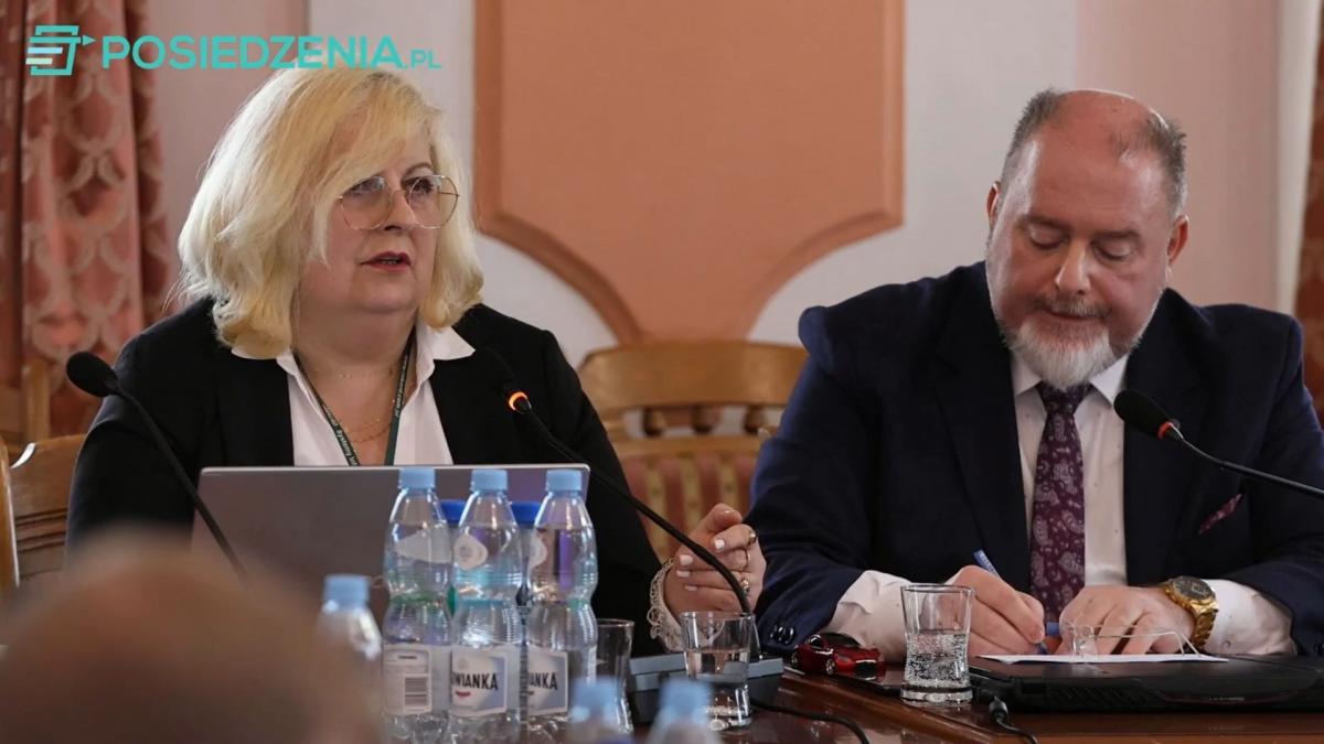 Skarbik Anna Gołąb przekazała uwagi Regionalnej Izby Obrachunkowej, która nie dopuszcza sprzeczności pomiędzy Wieloletnią Prognozą Finansową a projektem budżetu. <br/>fot.posiedzenia.pl