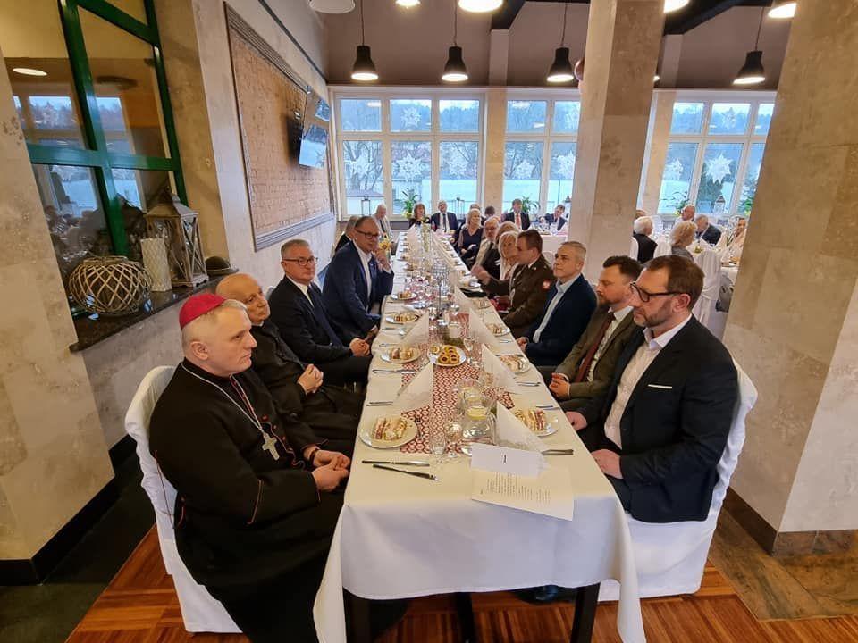 Przedłużenie świątecznego czasu w formie tradycyjnego opłatka zorganizowanego przez przemyskie TPPiR było okazją do podsumowań i rozmów o planach na bieżący rok. <br/>fot.ze zbiorów TPPiR