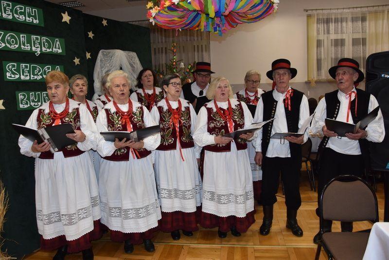 Wieczór upłynął pod znakiem wspominków i wspólnych śpiewów.<br/>fot.UG Przeworsk
