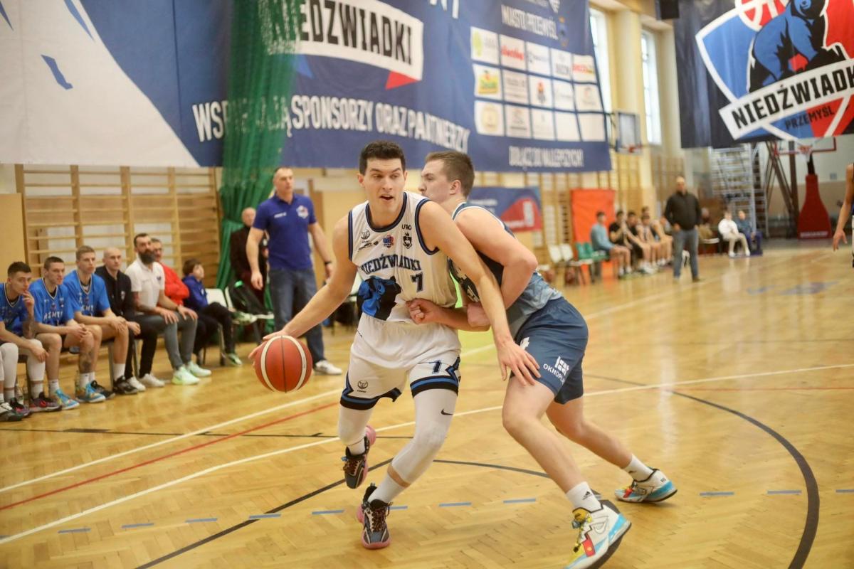 Łukasz Uberna wykonał w Tarnowskich Górach dobrą pracę. Ustrzelił double-double. Do 21 punktów dołożył 11 zbiórek i 5 przechwytów. <br/>fot.Grzegorz Gajdzik