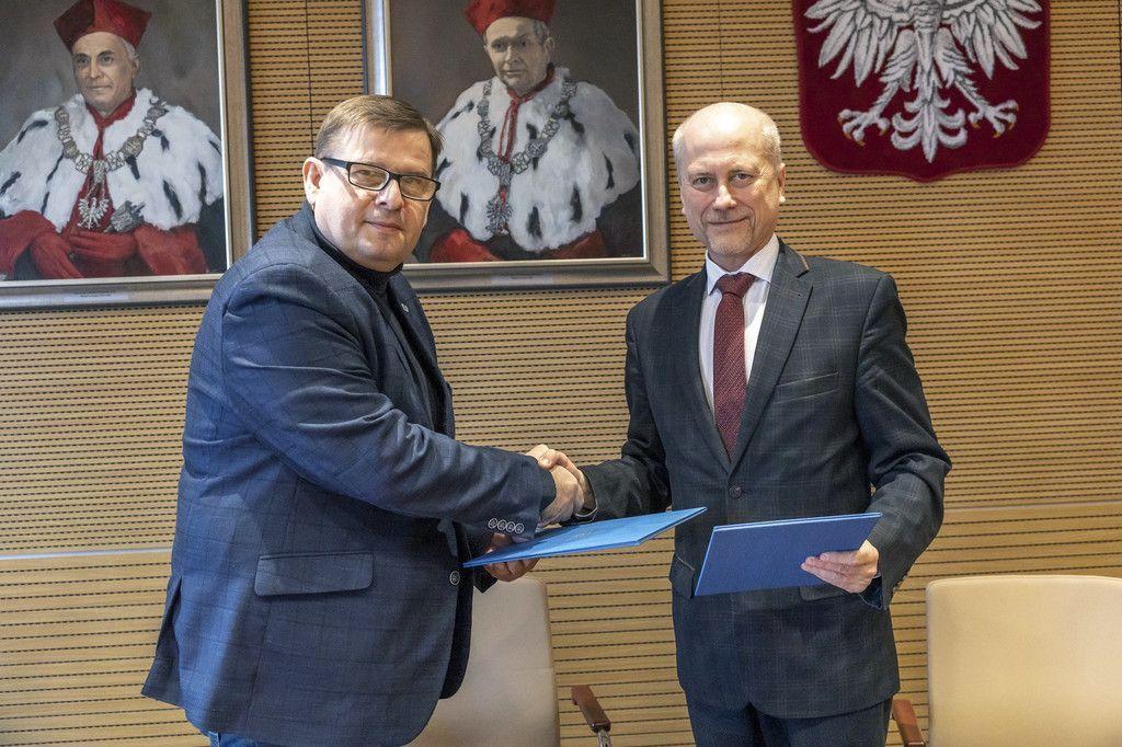 Prezes Zarządu Przedsiębiorstwa Wodociągów i Kanalizacji sp. z o.o. Mariusz Kwaśny i prorektor ds. rozwoju i współpracy z otoczeniem Politechniki Rzeszowskiej prof. dr hab. inż. Jarosław Sęp umowę o współpracy parafowali 19 stycznia.

<br/>fot.Politechnika Rzeszowska