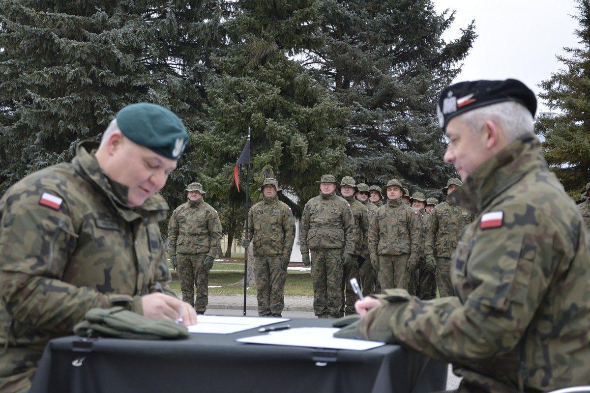 W imieniu dowódcy generalnego oraz dowódcy operacyjnego Rodzaju Sił Zbrojnych, protokół przekazania XI zmiany podpisali gen. bryg. R. Miernik oraz gen. bryg. Rafał Kowalik (z prawej). <br/>fot.1 batalion czołgów Żurawica